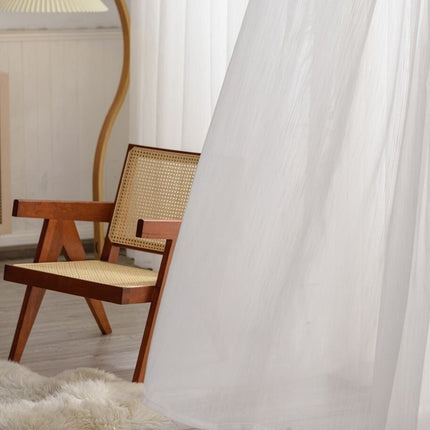 Biała firana z delikatnym wzorem