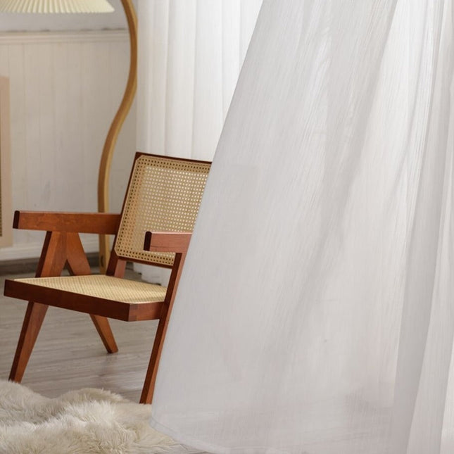 Biała firana z delikatnym wzorem