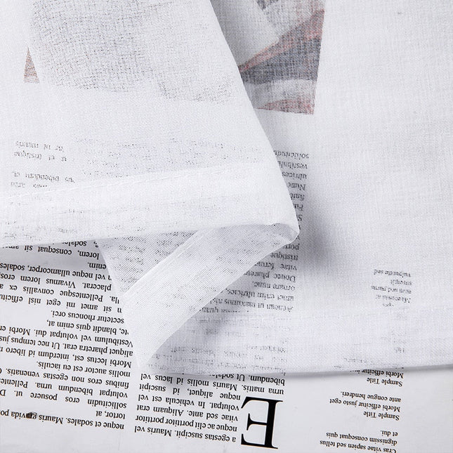 Biała gładka firana na przelotkach