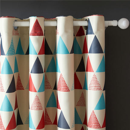 Czerwona zasłona w geometryczne trójkąty.