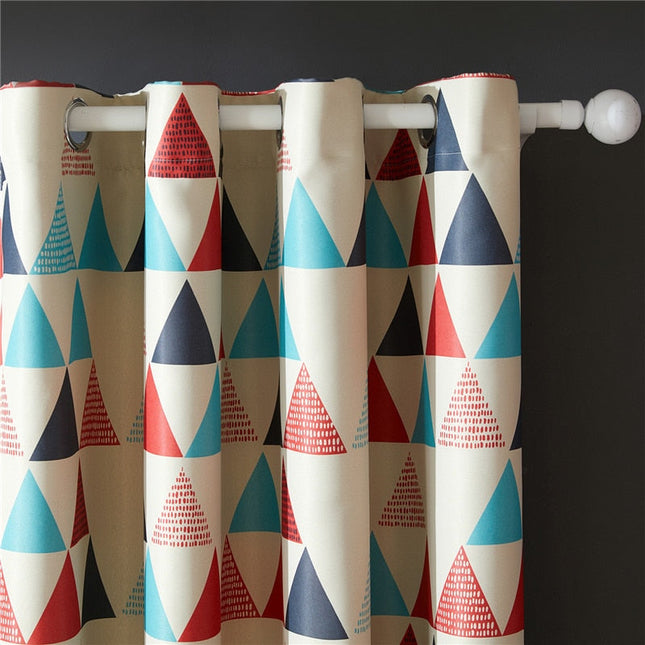 Czerwona zasłona w geometryczne trójkąty.