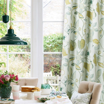 Kolorowa zasłona w kwiaty i motyle