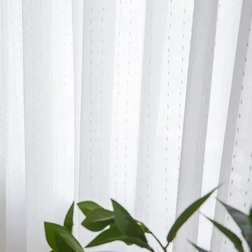 Biała firana w haftowane kropki