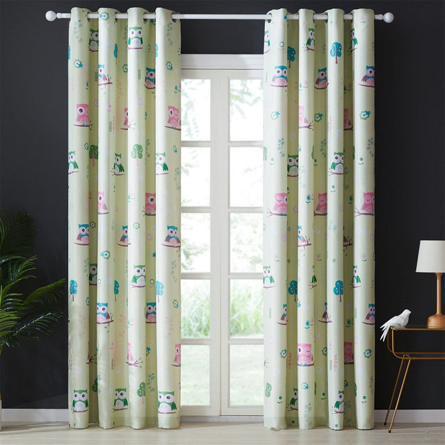 Kremowa zasłona zaciemniająca w sowy.