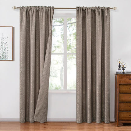 Brązowa zasłona w geometryczny wzór