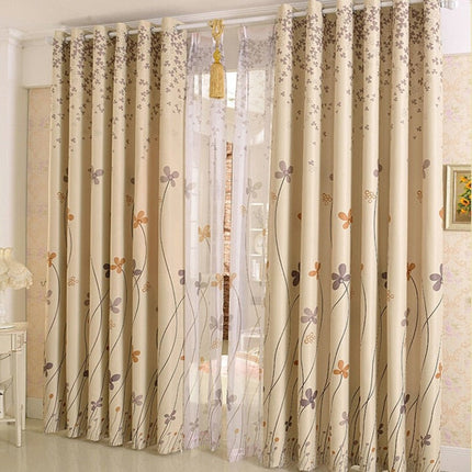 Zasłona zaciemniająca w duże kwiatowe wzory.