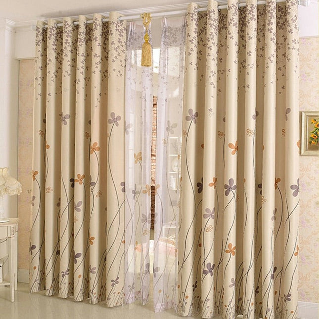 Zasłona zaciemniająca w duże kwiatowe wzory.