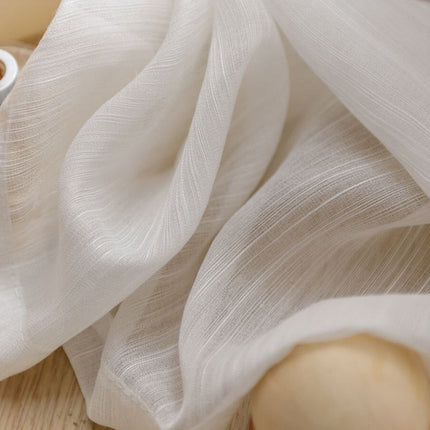 Biała firana z delikatnym wzorem