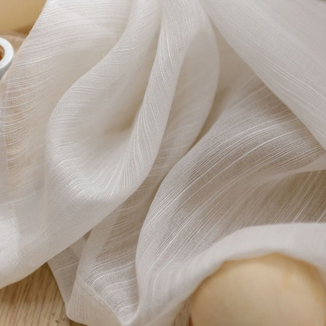 Biała firana z delikatnym wzorem