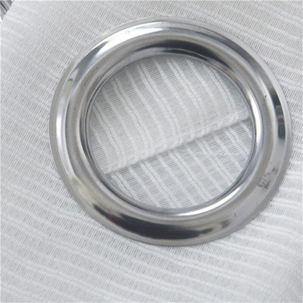 Biała firana o strukturze siatki