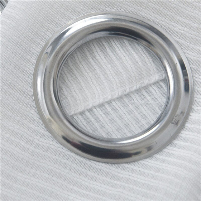 Biała firana o strukturze siatki