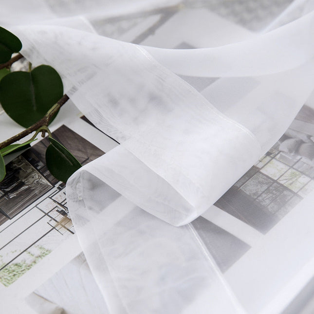 Gładka biała firana do salonu