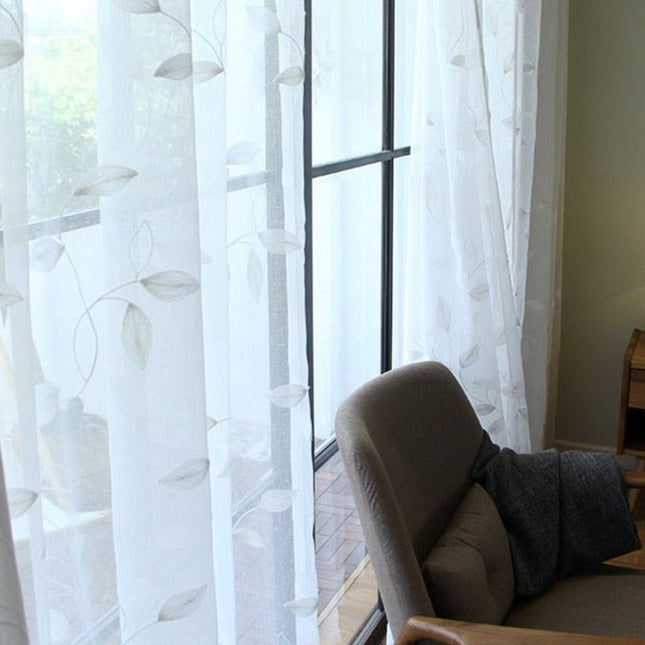 Delikatna firana z haftowanymi liśćmi