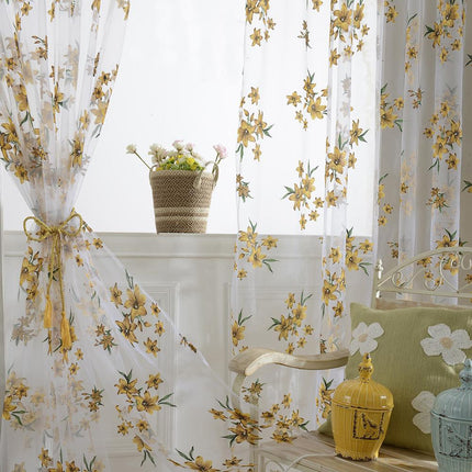 Woalowa firana w haftowane niebieskie kwiaty