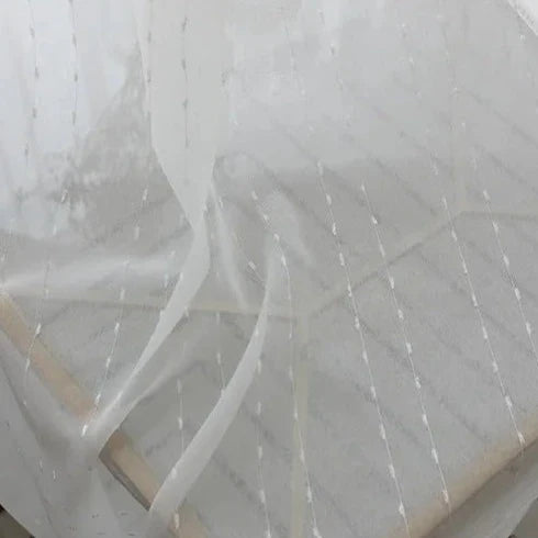 Biała firana w haftowane kropki