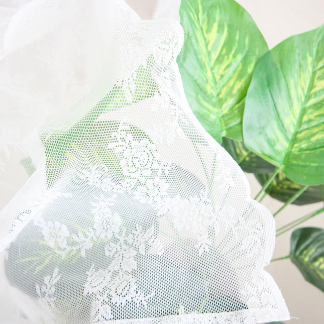 Biała koronkowa firana w kwiaty