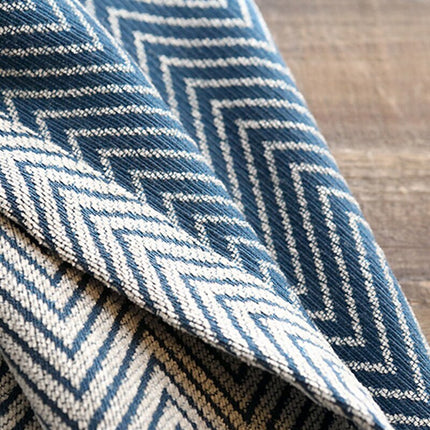 Niebieska zasłona zaciemniająca w jodełkę