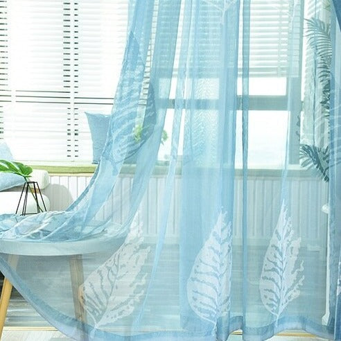 Niebieska firana w białe liście