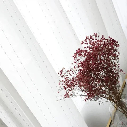 Biała firana w haftowane kropki