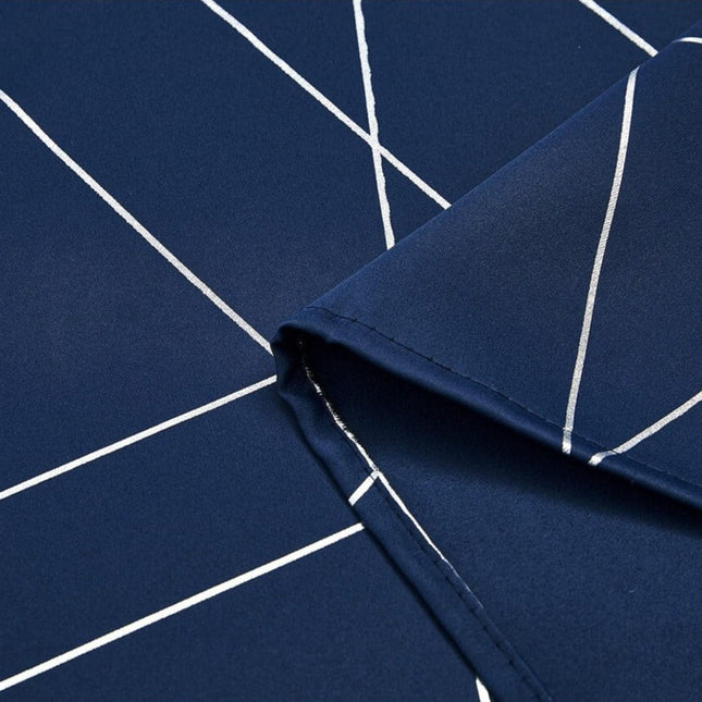 Niebieska zasłona w geometryczne srebrne wzory