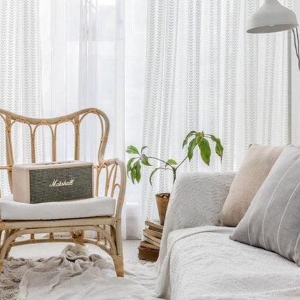 Firana filtrująca światło w geometryczne wzory