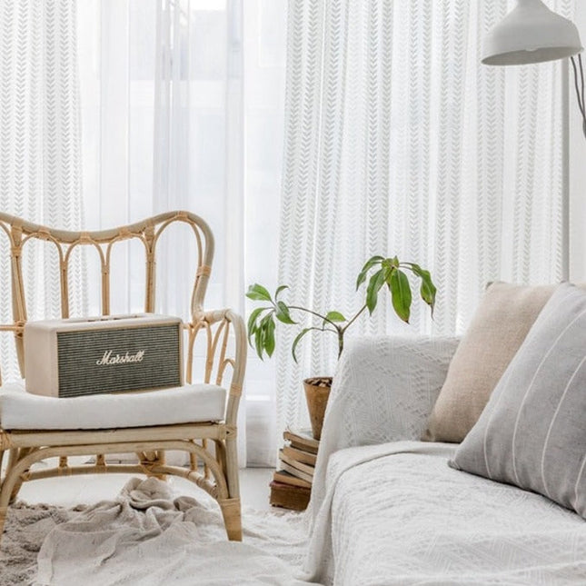 Firana filtrująca światło w geometryczne wzory