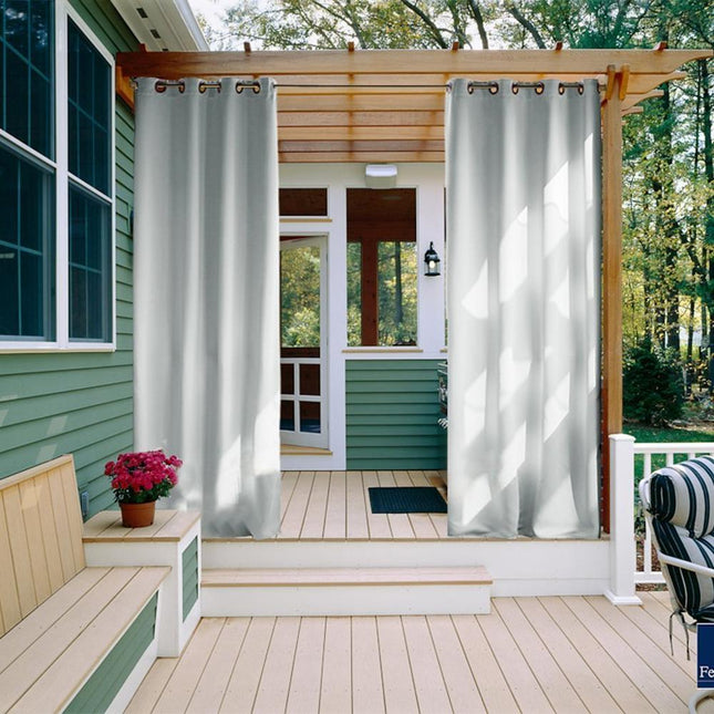 Brązowa zasłona zewnętrzna na balkon na przelotkach.