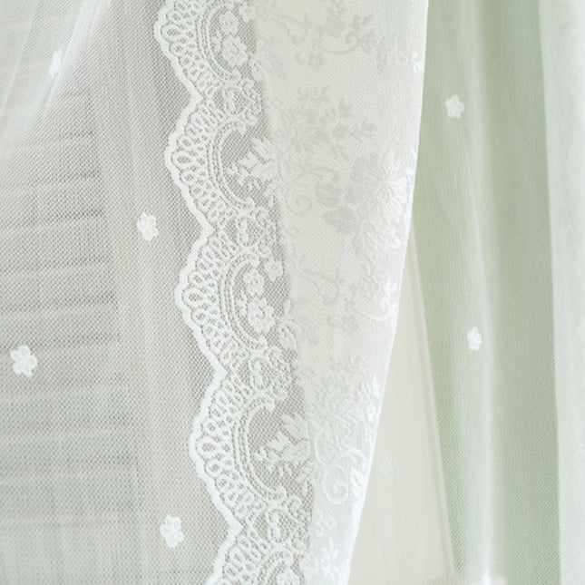 Biała firana koronkowa w kwiaty