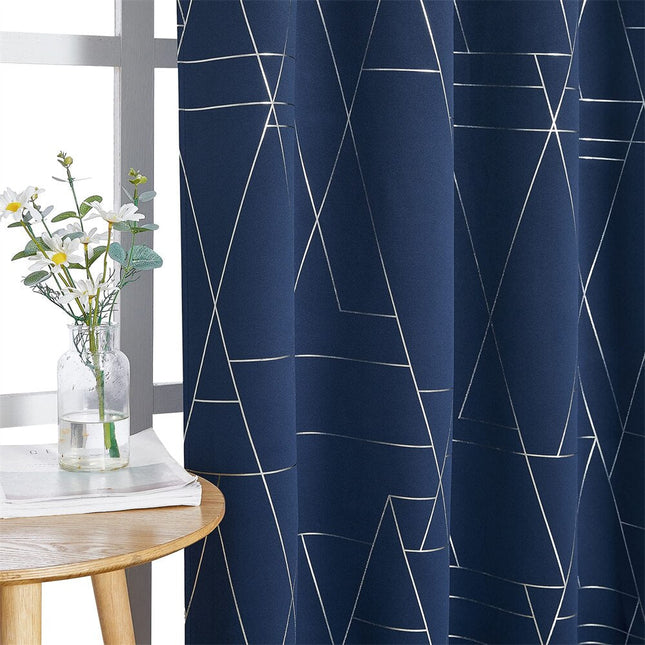 Niebieska zasłona w geometryczne srebrne wzory