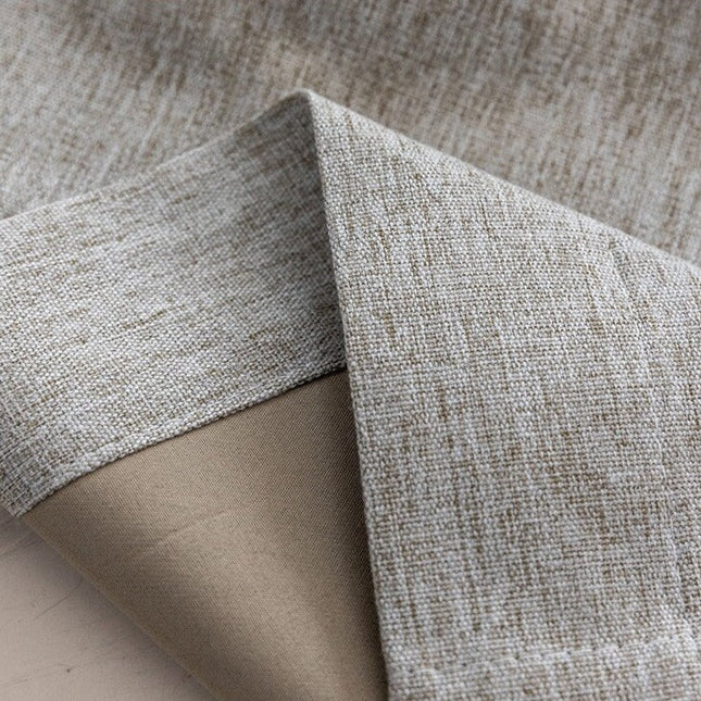 Beżowa zasłona zaciemniająca na przelotkach