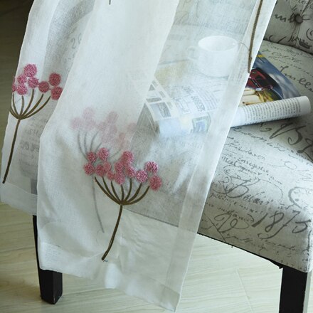 Lniana firana w haftowane różowe kwiaty