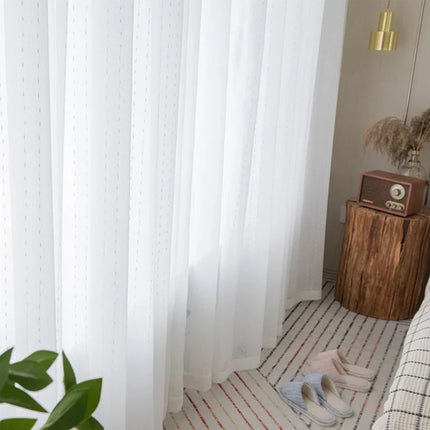 Biała firana w haftowane kropki