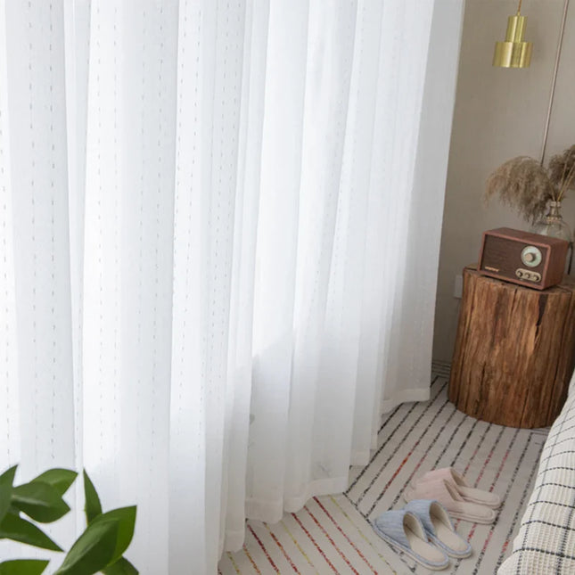 Biała firana w haftowane kropki