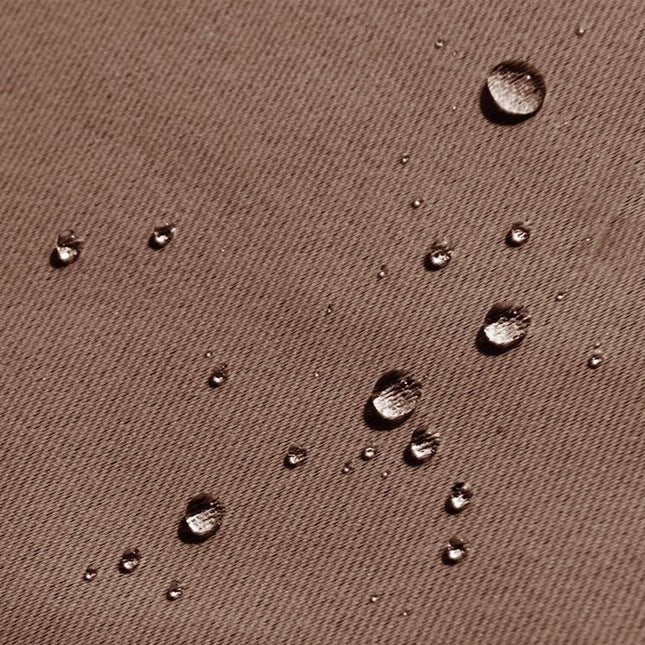 Brązowa zasłona zewnętrzna na balkon na przelotkach.