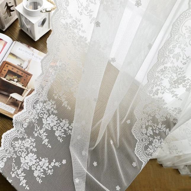 Koronkowa firana w kwiatowy wzór