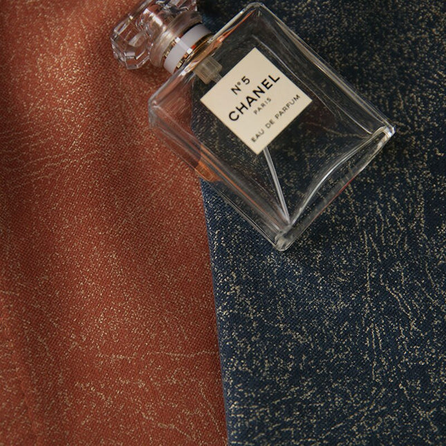 Granatowa zasłona zaciemniająca z złotym wzorem