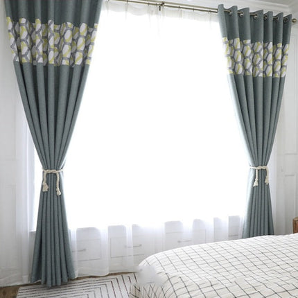 Szara zasłona zaciemniająca z geometrycznym pasem