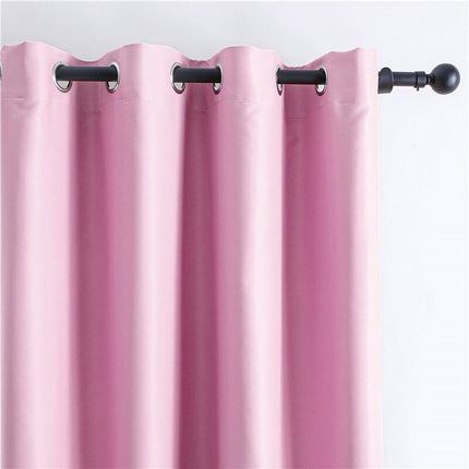 Gładka różowa zasłona zaciemniająca na przelotkach