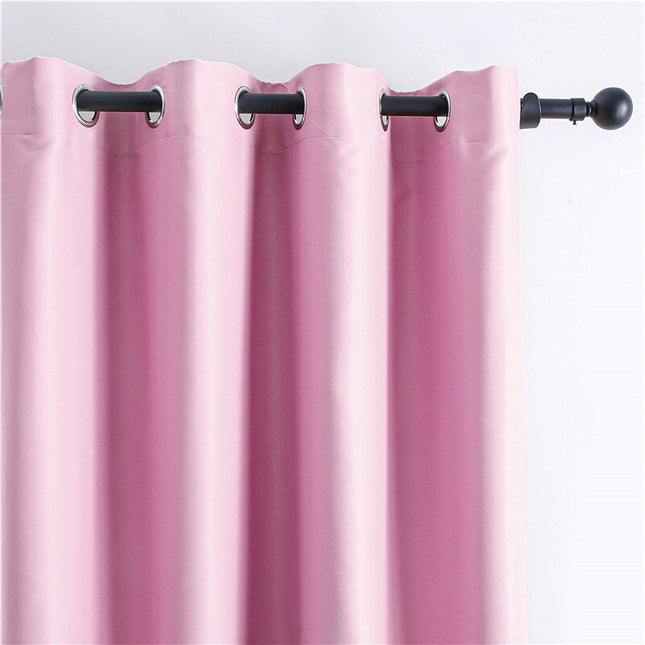Gładka różowa zasłona zaciemniająca na przelotkach