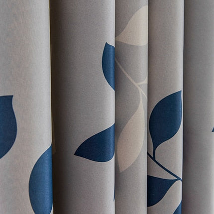 Niebieska zasłona w delikatny wzór liści