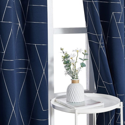 Niebieska zasłona w geometryczne srebrne wzory