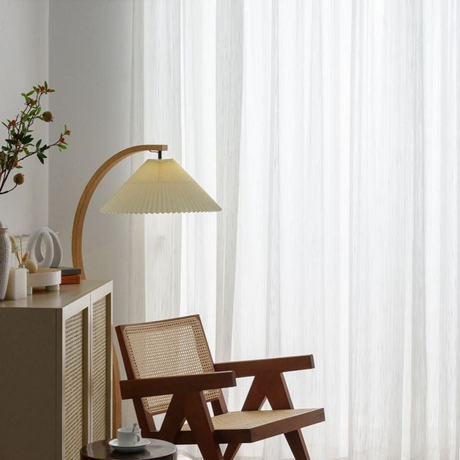 Biała firana z delikatnym wzorem