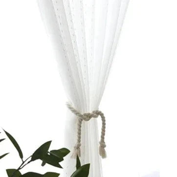 Biała firana w haftowane kropki