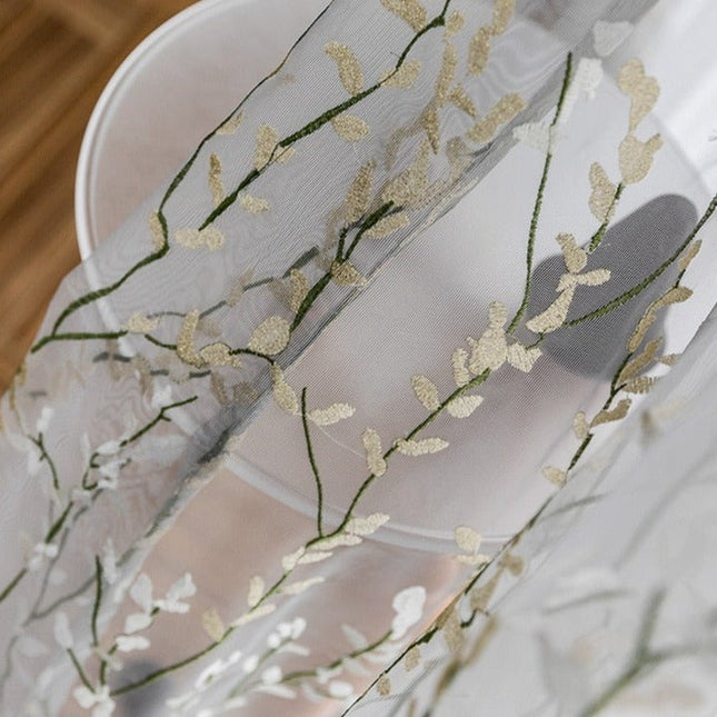 Delikatna firana w haftowane gałązki