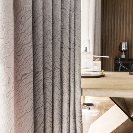 Nowoczesna szara zasłona zaciemniająca w fale.