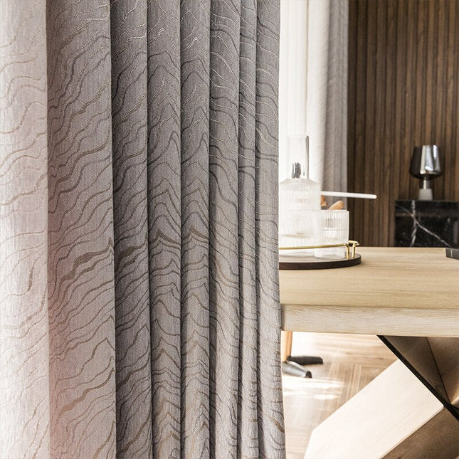 Nowoczesna szara zasłona zaciemniająca w fale.
