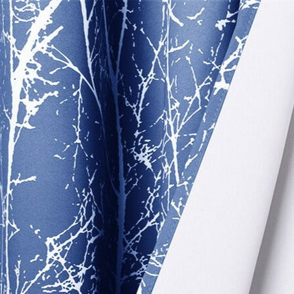 Niebieska zasłona ogrodowa we wzór gałęzi.