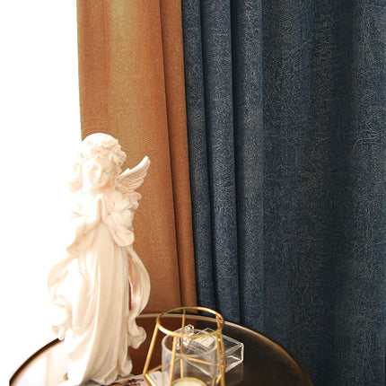 Granatowa zasłona zaciemniająca z złotym wzorem