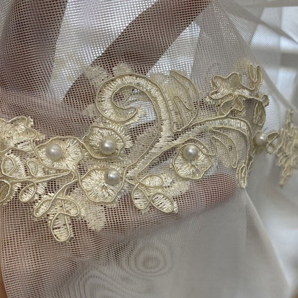 Firana z szerokim haftem i perełkami