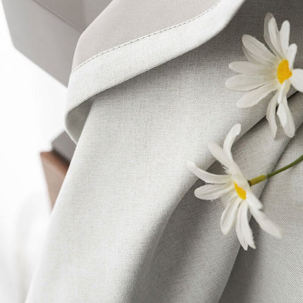 Biała zasłona zaciemniająca o strukturze lnu